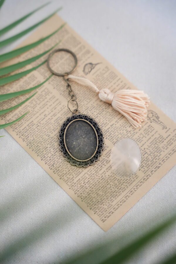 Oval Victorian-Style Keychain – Design 5